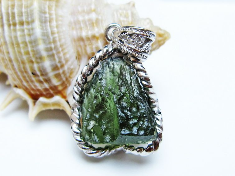 モルダバイト ペンダント モルダウ石 ペンダントトップ 原石 一点物 メール便可 [M便 1/20] 199-510