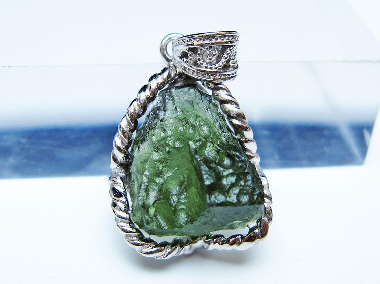 モルダバイト ペンダント モルダウ石 ペンダントトップ 原石 一点物 メール便可 [M便 1/20] 199-510