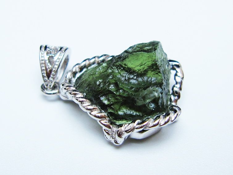 モルダバイト ペンダント モルダウ石 ペンダントトップ 原石 一点物 メール便可 [M便 1/20] 199-510