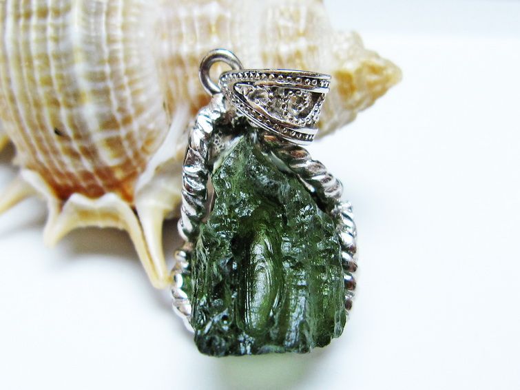 モルダバイト ペンダント モルダウ石 ペンダントトップ 原石 一点物 メール便可 [M便 1/20] 199-511