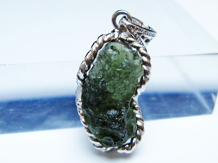 モルダバイト ペンダント モルダウ石 ペンダントトップ 原石 一点物 メール便可 [M便 1/20] 199-512