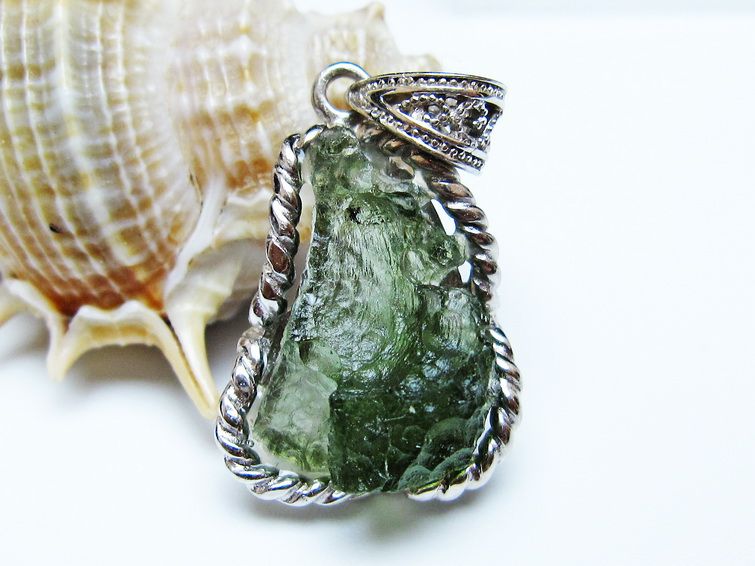 モルダバイト ペンダント モルダウ石 ペンダントトップ 原石 一点物 メール便可 [M便 1/20] 199-513