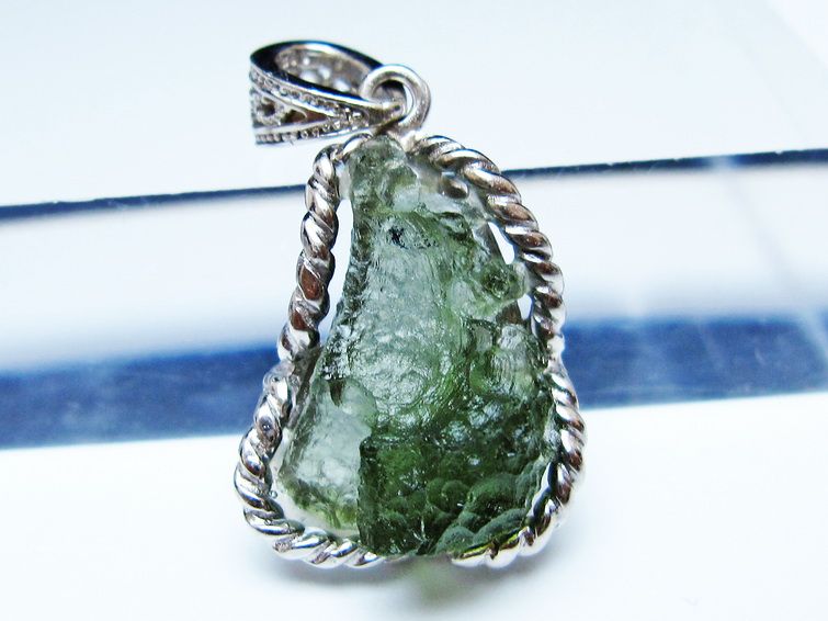 モルダバイト ペンダント モルダウ石 ペンダントトップ 原石 一点物 メール便可 [M便 1/20] 199-513