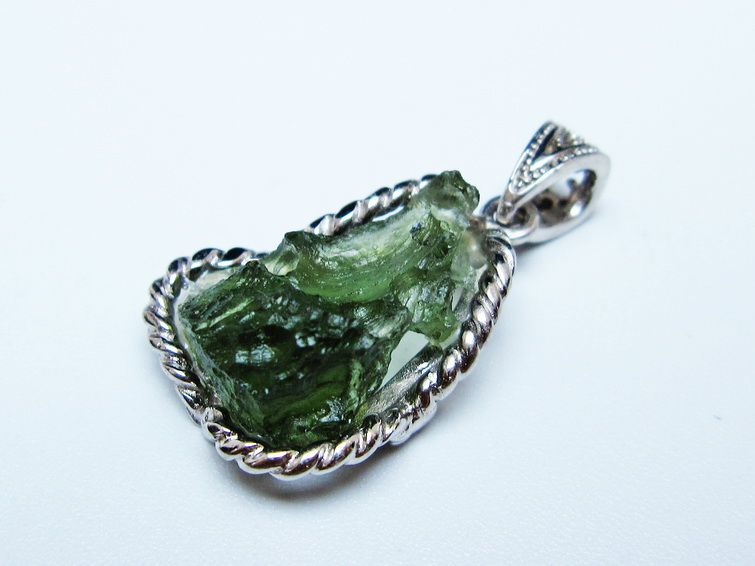 モルダバイト ペンダント モルダウ石 ペンダントトップ 原石 一点物 メール便可 [M便 1/20] 199-513