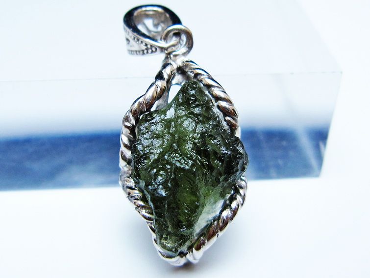 モルダバイト ペンダント モルダウ石 ペンダントトップ 原石 一点物 メール便可 [M便 1/20] 199-516