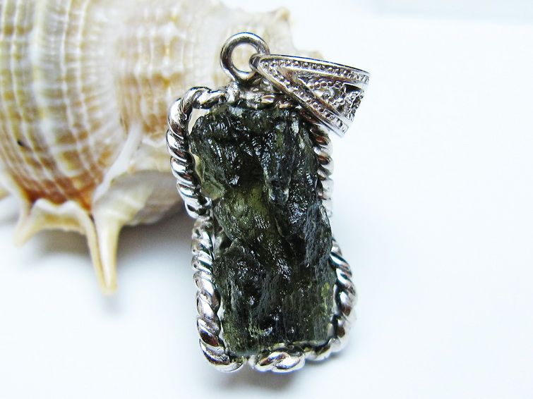 モルダバイト ペンダント モルダウ石 ペンダントトップ 原石 一点物 メール便可 [M便 1/20] 199-519