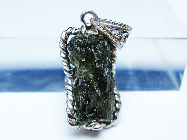 モルダバイト ペンダント モルダウ石 ペンダントトップ 原石 一点物 メール便可 [M便 1/20] 199-519