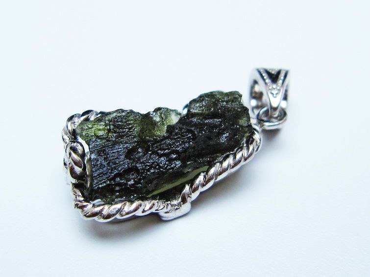 モルダバイト ペンダント モルダウ石 ペンダントトップ 原石 一点物 メール便可 [M便 1/20] 199-519