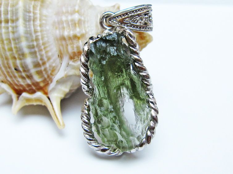 モルダバイト ペンダント モルダウ石 ペンダントトップ 原石 一点物 メール便可 [M便 1/20] 199-521