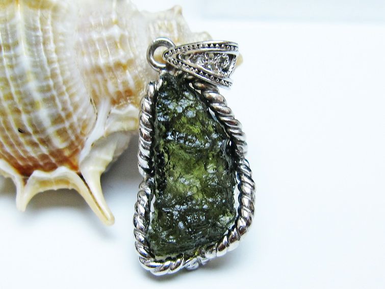 モルダバイト ペンダント モルダウ石 ペンダントトップ 原石 一点物 メール便可 [M便 1/20] 199-522