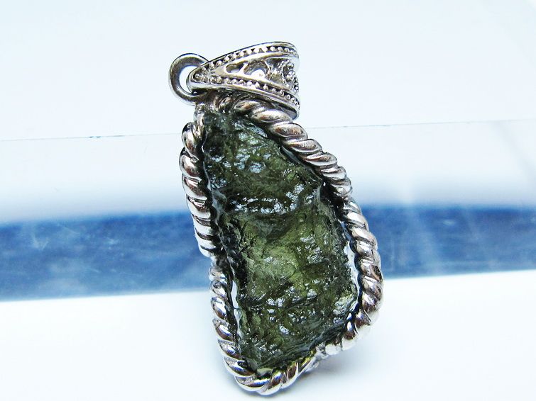 モルダバイト ペンダント モルダウ石 ペンダントトップ 原石 一点物 メール便可 [M便 1/20] 199-522