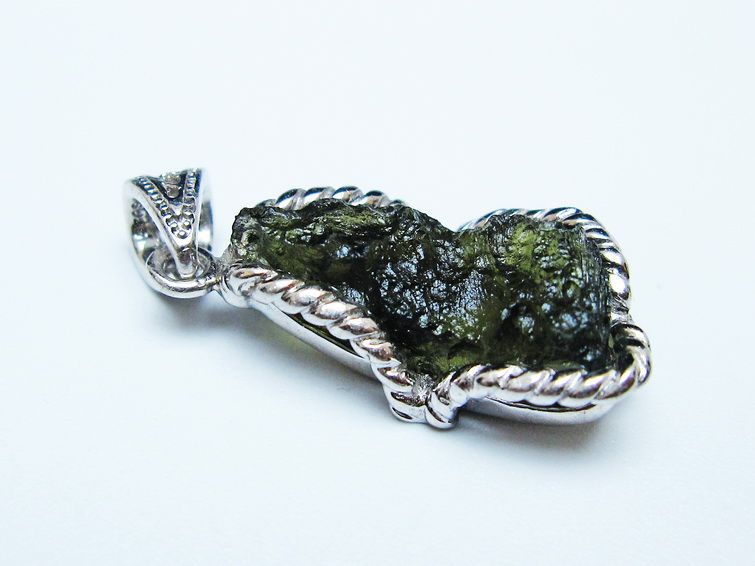 モルダバイト ペンダント モルダウ石 ペンダントトップ 原石 一点物 メール便可 [M便 1/20] 199-522