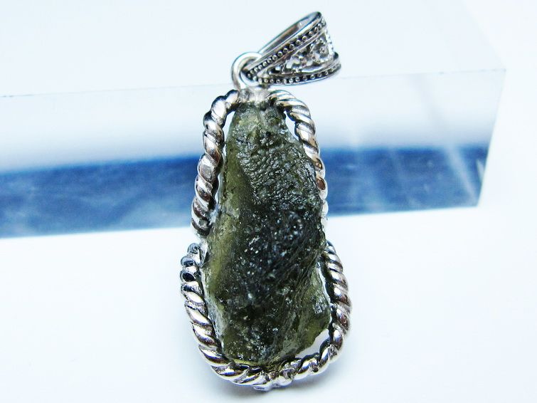 モルダバイト ペンダント モルダウ石 ペンダントトップ 原石 一点物 メール便可 [M便 1/20] 199-524