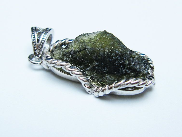 モルダバイト ペンダント モルダウ石 ペンダントトップ 原石 一点物 メール便可 [M便 1/20] 199-524