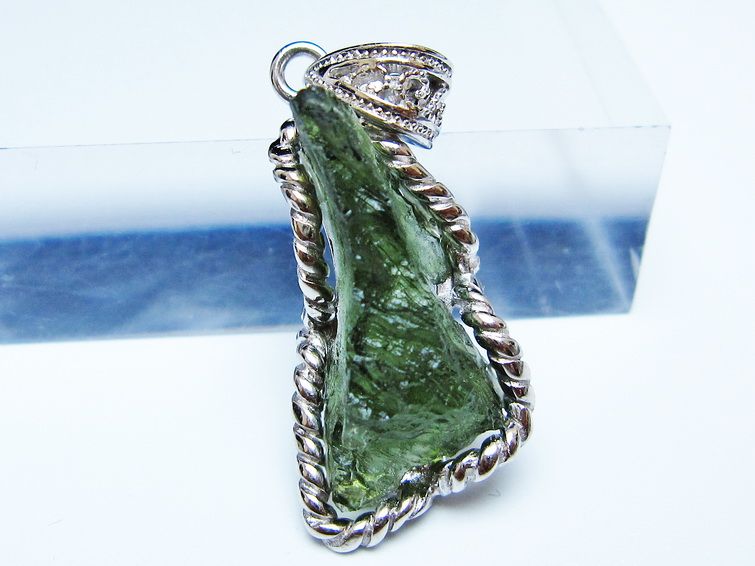 モルダバイト ペンダント モルダウ石 ペンダントトップ 原石 一点物 メール便可 [M便 1/20] 199-526