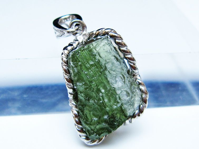 モルダバイト ペンダント モルダウ石 ペンダントトップ 原石 一点物 メール便可 [M便 1/20] 199-532