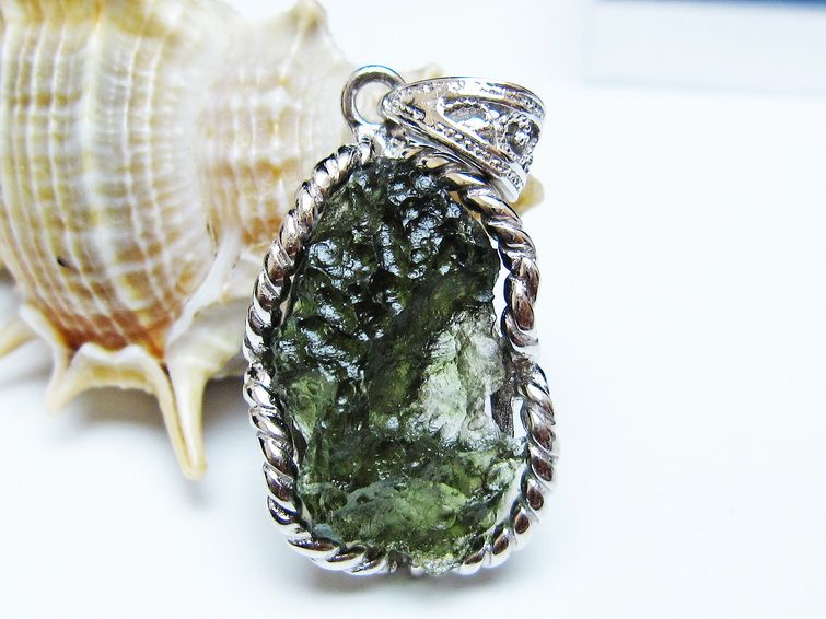 モルダバイト ペンダント モルダウ石 ペンダントトップ 原石 一点物 メール便可 [M便 1/20] 199-533