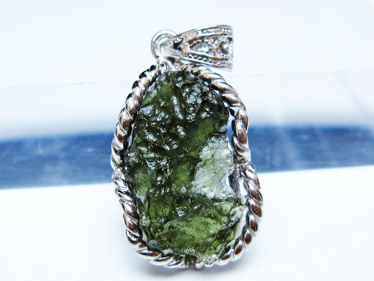 モルダバイト ペンダント モルダウ石 ペンダントトップ 原石 一点物 メール便可 [M便 1/20] 199-533