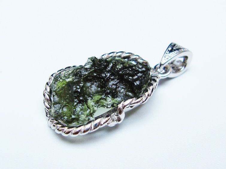 モルダバイト ペンダント モルダウ石 ペンダントトップ 原石 一点物 メール便可 [M便 1/20] 199-533