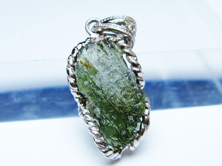 モルダバイト ペンダント モルダウ石 ペンダントトップ 原石 一点物 メール便可 [M便 1/20] 199-534