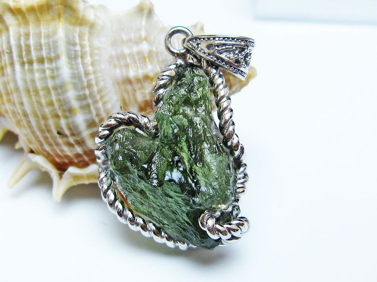 モルダバイト ペンダント モルダウ石 ペンダントトップ 原石 一点物 メール便可 [M便 1/20] 199-537