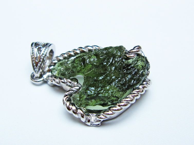 モルダバイト ペンダント モルダウ石 ペンダントトップ 原石 一点物 メール便可 [M便 1/20] 199-537