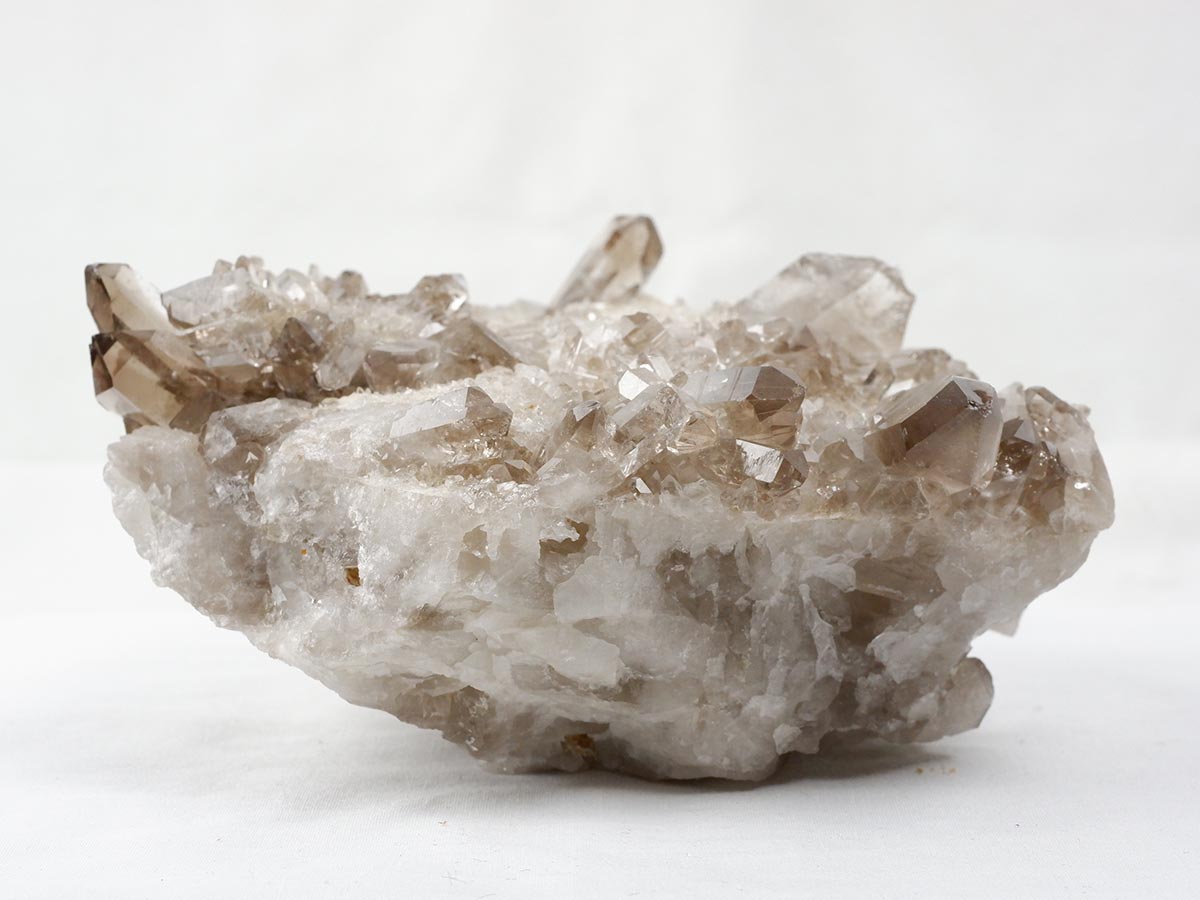 成長の軌跡を刻む ― 曲がり水晶 スモーキークォーツ 原石 1.1Kg スモーキークォーツ クラスター ブラジル産 煙水晶 原石 一点物