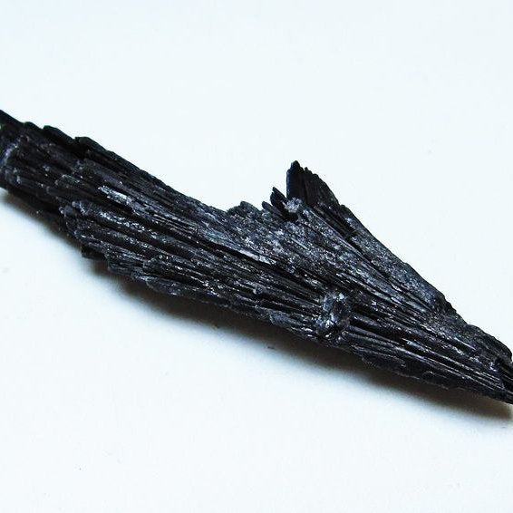 ブラック カイヤナイト 原石 一点物 171-7529