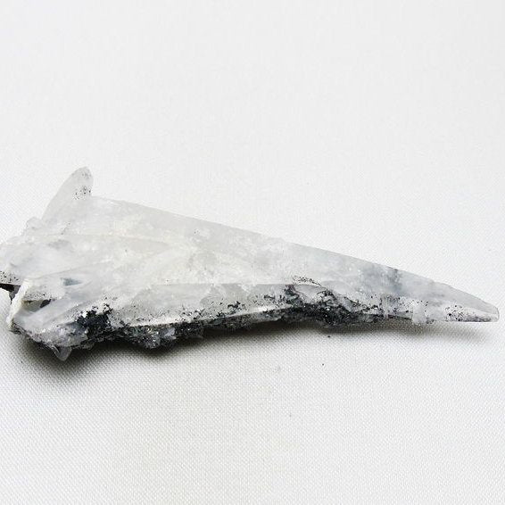 レーザークリスタル 水晶 クラスター 水晶 原石 スティブナイト 輝安鉱入り 一点物 [送料無料] 172-3376