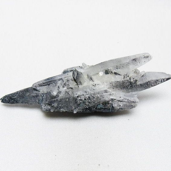 レーザークリスタル 水晶 クラスター 水晶 原石 スティブナイト 輝安鉱入り 一点物 [送料無料] 172-3389