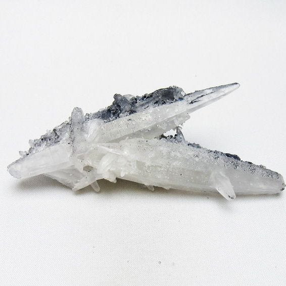 レーザークリスタル 水晶 クラスター 水晶 原石 スティブナイト 輝安鉱入り 一点物 [送料無料] 172-3390