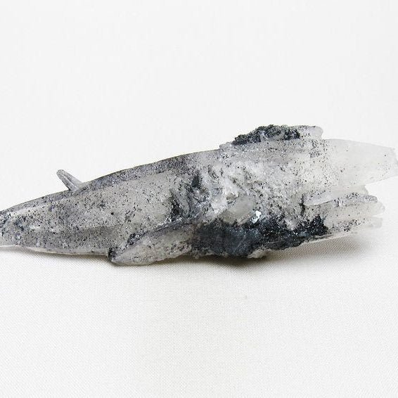 レーザークリスタル 水晶 クラスター 水晶 原石 スティブナイト 輝安鉱入り 一点物 [送料無料] 172-3395