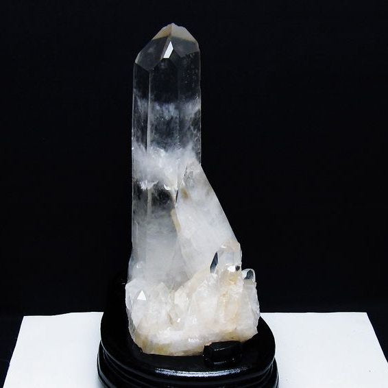 1.6Kg 水晶 クラスター 水晶 原石 マダガスカル産 台座付属 一点物 182-6774 – 天然石・パワーストーンの東昇