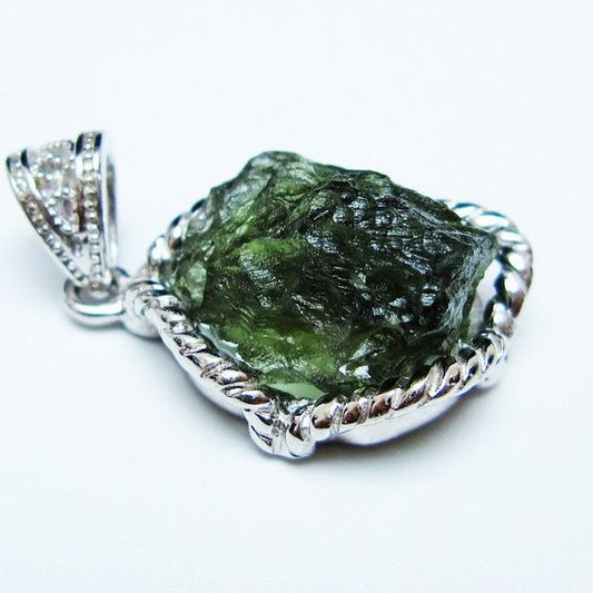 モルダバイト ペンダント モルダウ石 ペンダントトップ 原石 一点物 メール便可 [M便 1/20] 199-483