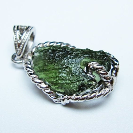 モルダバイト ペンダント モルダウ石 ペンダントトップ 原石 一点物 メール便可 [M便 1/20] 199-485