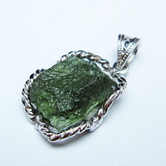 モルダバイト ペンダント モルダウ石 ペンダントトップ 原石 一点物 メール便可 [M便 1/20] 199-487