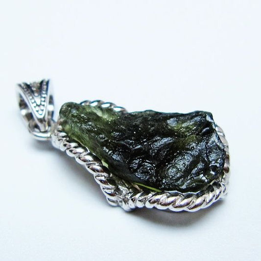 モルダバイト ペンダント モルダウ石 ペンダントトップ 原石 一点物 メール便可 [M便 1/20] 199-490