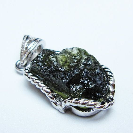 モルダバイト ペンダント モルダウ石 ペンダントトップ 原石 一点物 メール便可 [M便 1/20] 199-491