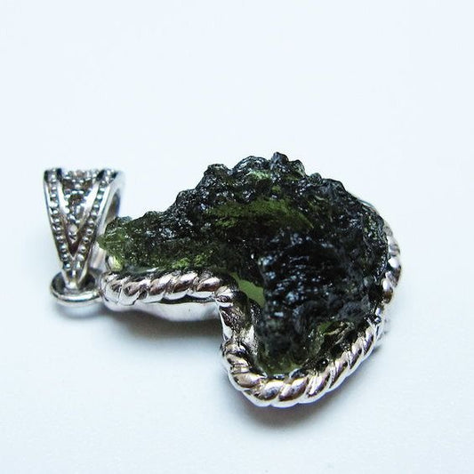 モルダバイト ペンダント モルダウ石 ペンダントトップ 原石 一点物 メール便可 [M便 1/20] 199-492