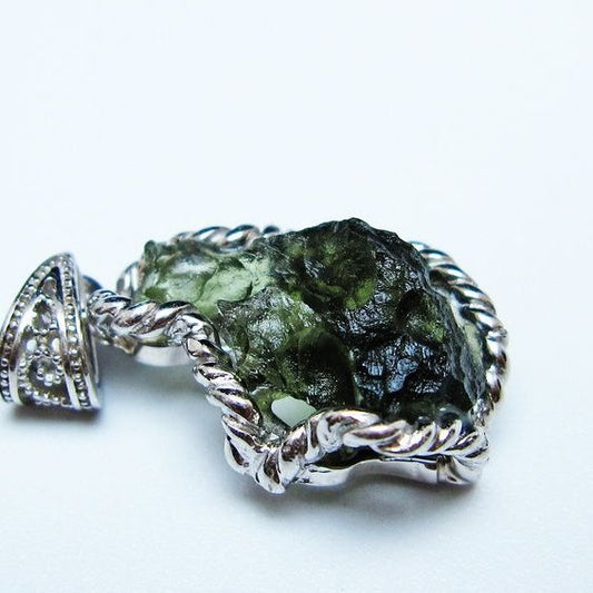 モルダバイト ペンダント モルダウ石 ペンダントトップ 原石 一点物 メール便可 [M便 1/20] 199-493