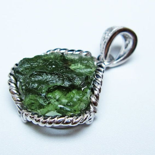 モルダバイト ペンダント モルダウ石 ペンダントトップ 原石 一点物 メール便可 [M便 1/20] 199-494