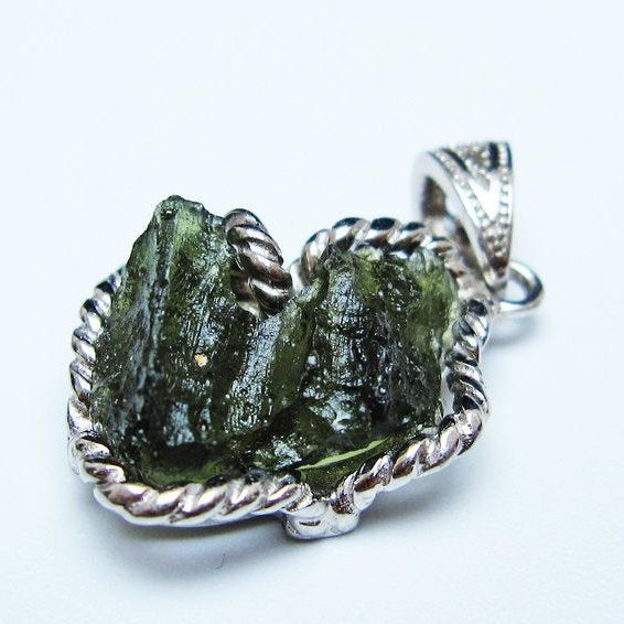 モルダバイト ペンダント モルダウ石 ペンダントトップ 原石 一点物 メール便可 [M便 1/20] 199-496