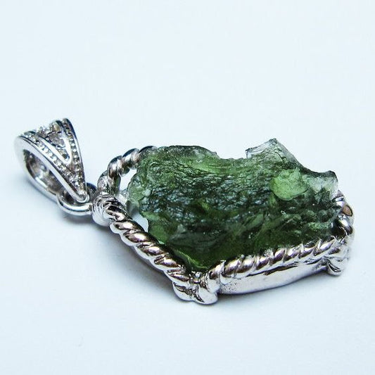 モルダバイト ペンダント モルダウ石 ペンダントトップ 原石 一点物 メール便可 [M便 1/20] 199-497