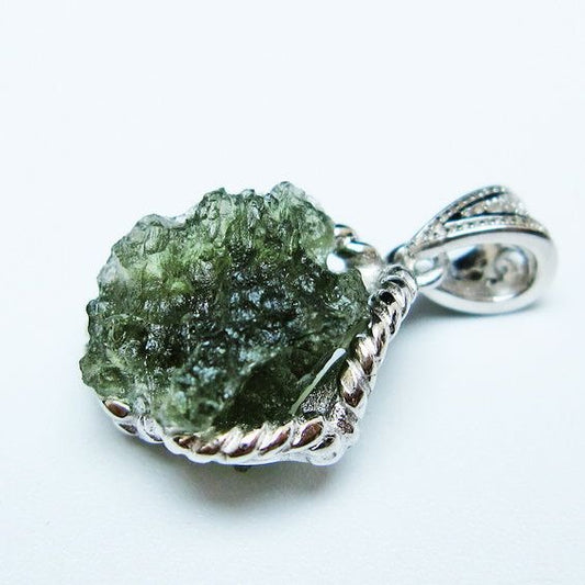 モルダバイト ペンダント モルダウ石 ペンダントトップ 原石 一点物 メール便可 [M便 1/20] 199-499