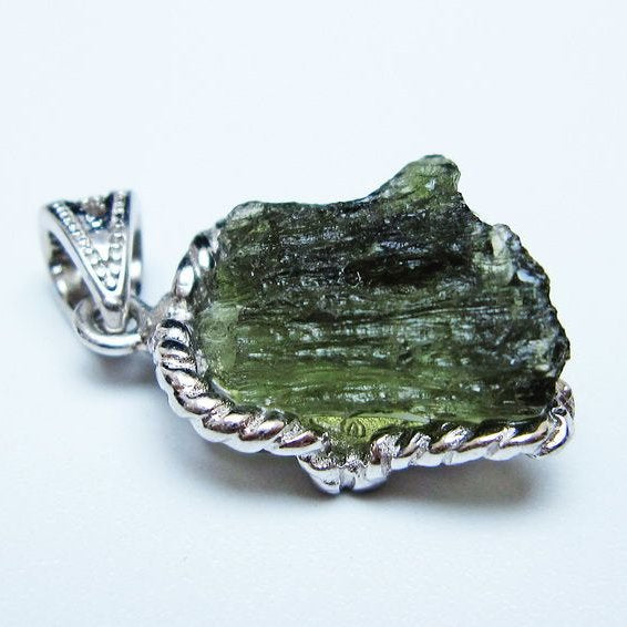 モルダバイト ペンダント モルダウ石 ペンダントトップ 原石 一点物 メール便可 [M便 1/20] 199-500