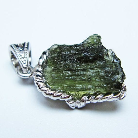 モルダバイト ペンダント モルダウ石 ペンダントトップ 原石 一点物 メール便可 [M便 1/20] 199-500