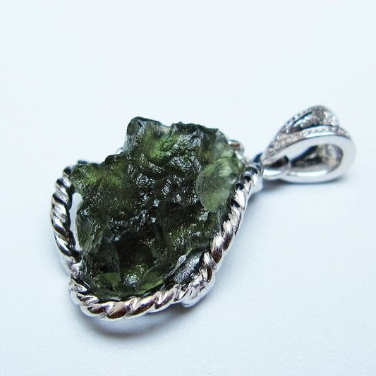 モルダバイト ペンダント モルダウ石 ペンダントトップ 原石 一点物 メール便可 [M便 1/20] 199-502