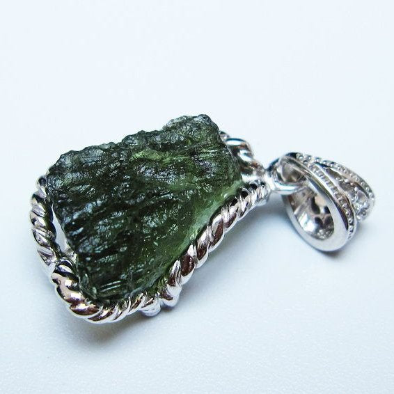 モルダバイト ペンダント モルダウ石 ペンダントトップ 原石 一点物 メール便可 [M便 1/20] 199-504