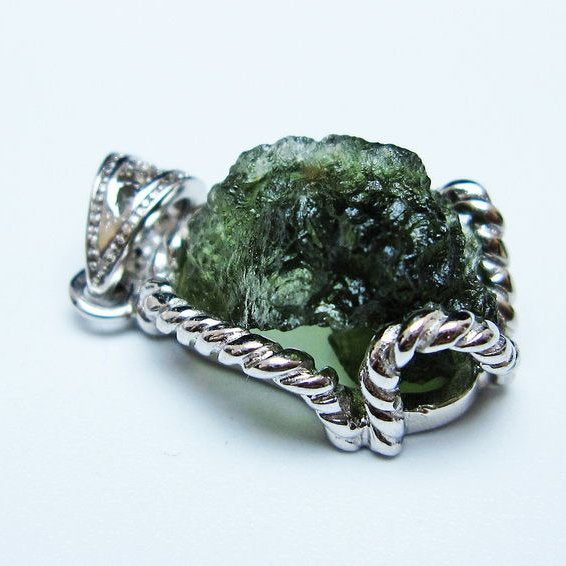 モルダバイト ペンダント モルダウ石 ペンダントトップ 原石 一点物 メール便可 [M便 1/20] 199-505