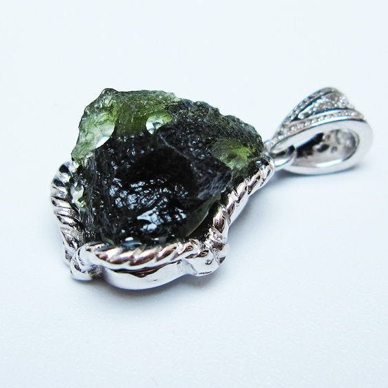 モルダバイト ペンダント モルダウ石 ペンダントトップ 原石 一点物 メール便可 [M便 1/20] 199-506